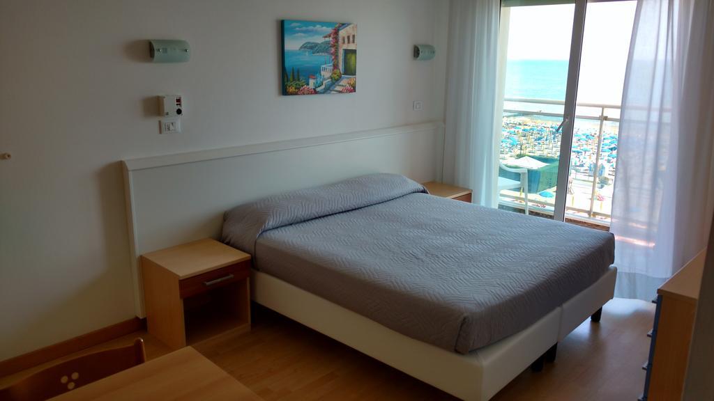 Hotel La Brezza Frontemare Lido di Jesolo Exterior foto