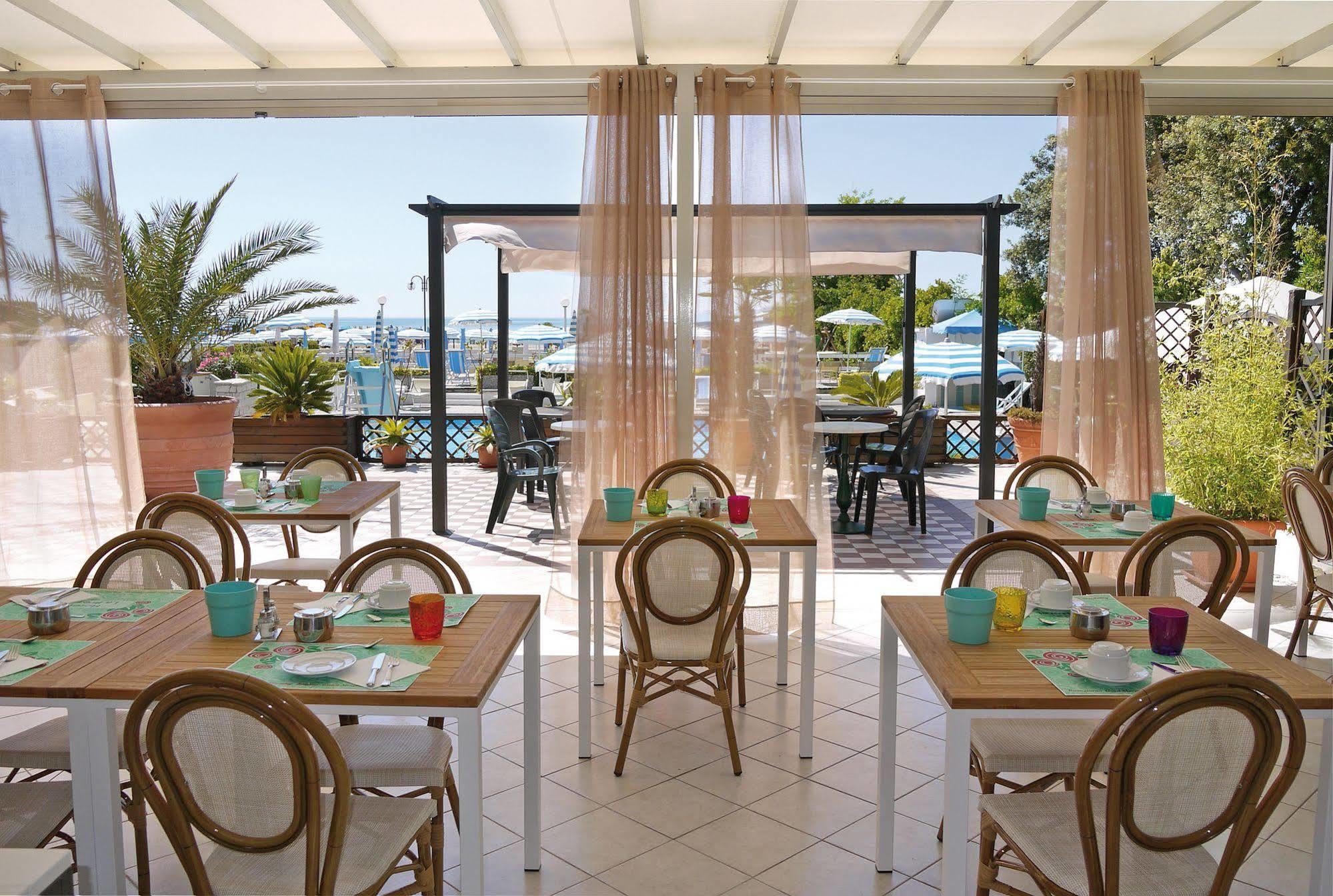 Hotel La Brezza Frontemare Lido di Jesolo Exterior foto