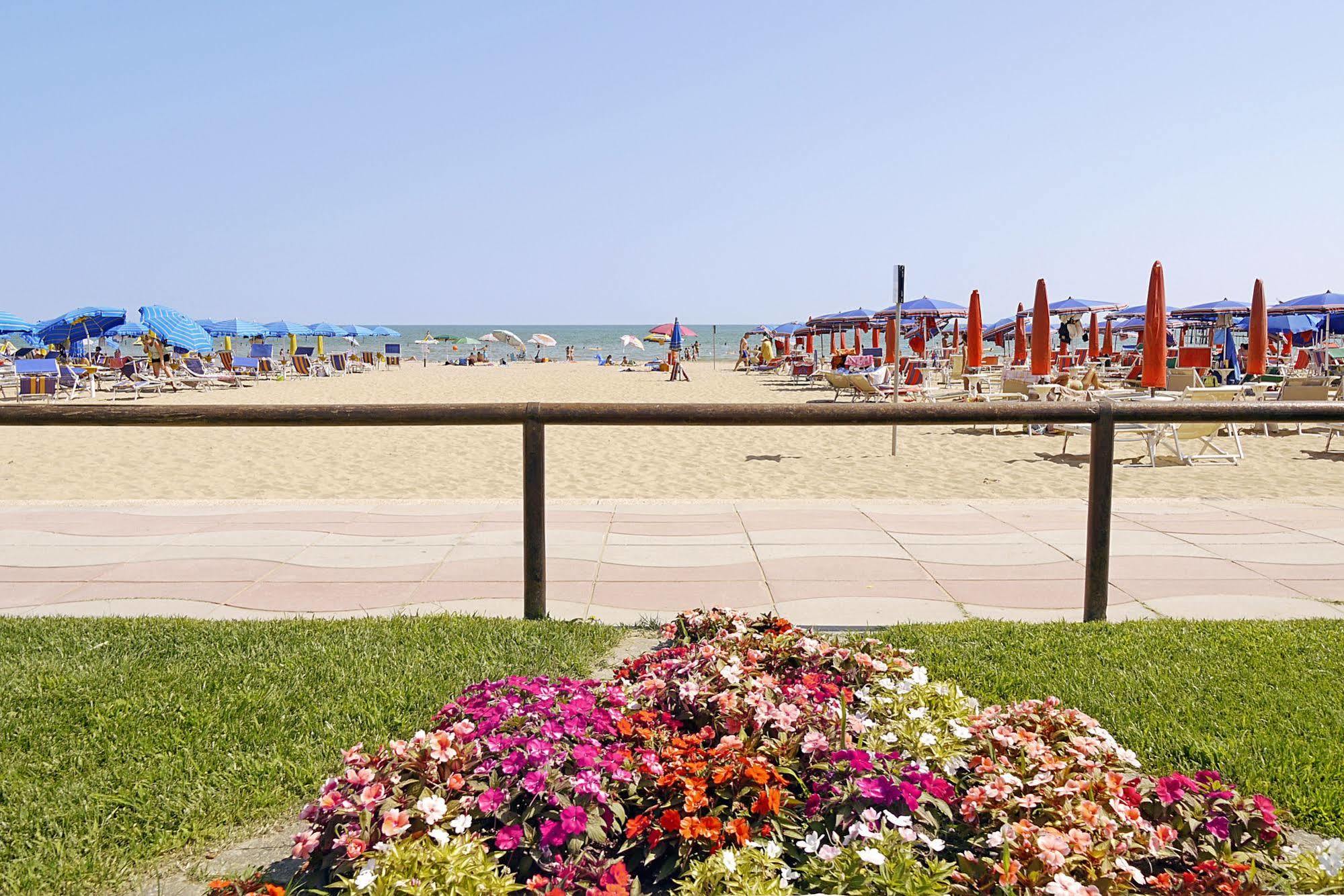 Hotel La Brezza Frontemare Lido di Jesolo Exterior foto
